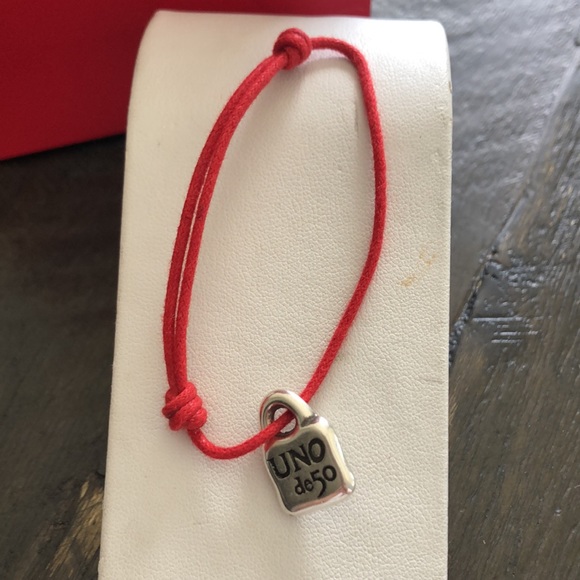 Adjustable red  bracelet with two knots and a silver-plated UNOde50  charm. - Picture 2 of 6